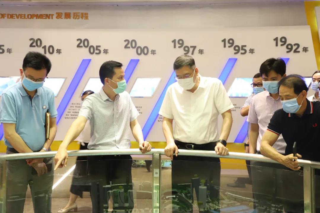 佛山市委常委、南海区委书记闫昊波一行莅临并在南宫NG28铝业召开南海区有色金属钻研会，，，，，提出了配合打造南海铝加工千亿级别工业链的意愿。。。。。.jpg
