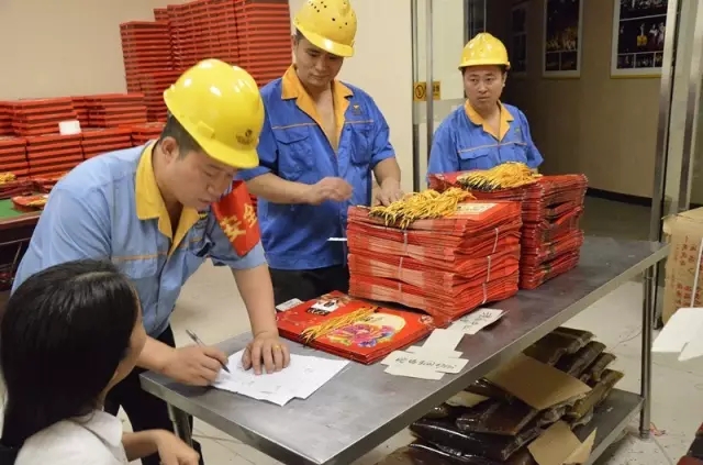 中秋佳节暖人心 月饼飘香聚温情——南宫NG28铝业为员工发放月饼庆祝中秋